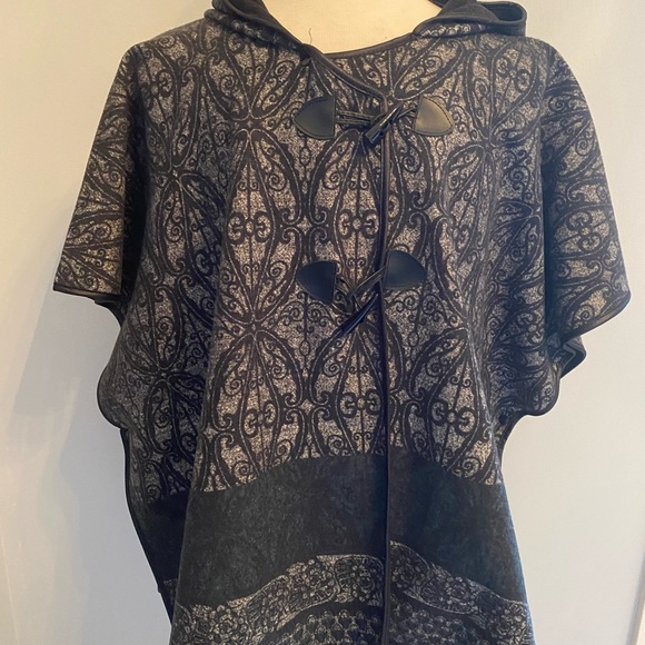 Poncho cape - Picture 2 of 2